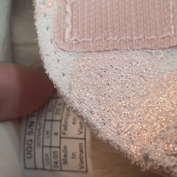 UGG SLIPPERS SZ O4/05 - Picture 3 of 3